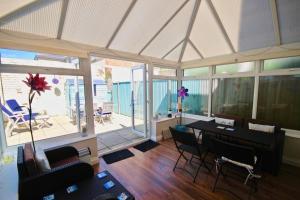 een woonkamer met een tafel en stoelen bij Gerald's Place in Deal