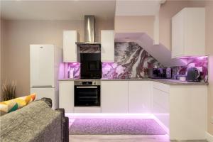 Η κουζίνα ή μικρή κουζίνα στο Your Work Home - Consistently Sparkling & Comfortable - Apartment D