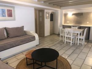 Chroma Suites في أويا: غرفة معيشة مع أريكة وطاولة