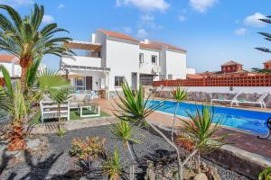 The swimming pool at or close to CASA DUNAS
