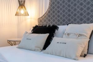 Postel nebo postele na pokoji v ubytování Encant de Alaior Boutique Hotel