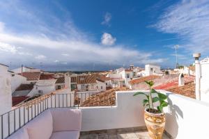 widok z balkonu domu z doniczką w obiekcie Encant de Alaior Boutique Hotel w mieście Alaior