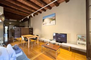TV a/nebo společenská místnost v ubytování ApartEasy - Central Gracia Apartments