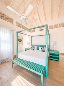 聖斐利－銀港的住宿－Peninsula Esmeralda Luxury Villas，一间卧室配有一张床和吊扇