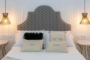 Postel nebo postele na pokoji v ubytování Encant de Alaior Boutique Hotel