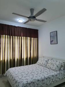 a bedroom with a bed and a ceiling fan at SYG 4 Dwiputra Homestay Putrajaya 3 Bilik Tidur in Putrajaya