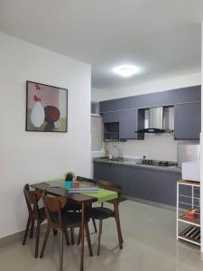 a kitchen with a table and chairs in a room at SYG 4 Dwiputra Homestay Putrajaya 3 Bilik Tidur in Putrajaya