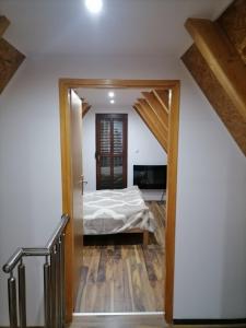 1 dormitorio con 1 cama en una habitación en Vila Vlajić 2015 en Gornje Pale