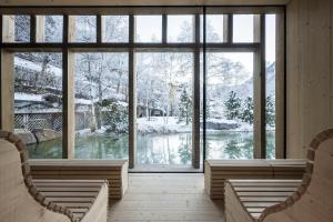 Bazén v ubytování Adler Spa Resort Dolomiti nebo v jeho okolí