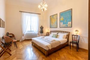 um quarto com uma cama e um lustre em FuordArno Bed & Breakfast em Florença