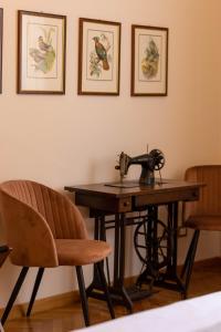 una macchina da cucire seduta su un tavolo accanto a una sedia di FuordArno Bed & Breakfast a Firenze