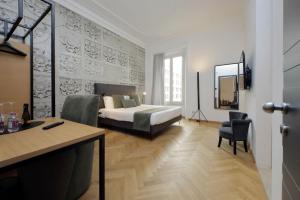 1 dormitorio con cama, escritorio y espejo en Youroom Abruzzi, en Roma