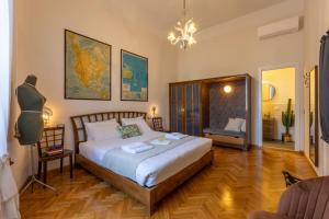 ein Schlafzimmer mit einem Bett und einer Karte an der Wand in der Unterkunft FuordArno Bed & Breakfast in Florenz