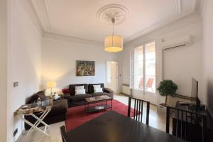 een woonkamer met een bank en een tafel bij ApartEasy - Passeig de Gracia in Barcelona