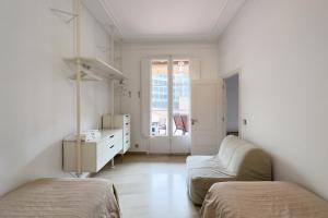 バルセロナにあるApartEasy - Passeig de Graciaの白いリビングルーム(ソファ、テーブル付)