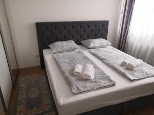 1 cama con 2 mantas y 2 almohadas en Apartman Deni en Travnik