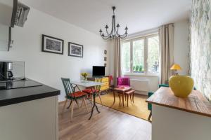 a kitchen and living room with a table and chairs at Les Potiers 1 - proche centre historique in Arras