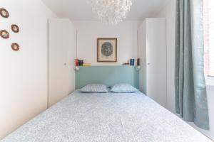 1 dormitorio con 1 cama con colcha azul en Les Potiers 1 - proche centre historique en Arras