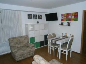 un soggiorno con tavolo e sedia di Apartments Lana a Bled