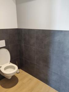 une salle de bain avec des toilettes blanches dans une chambre dans l'établissement Villa ARIA et MAQUIS, Villa 4 chambres- Piscine - Plage à pied - vue mer, à Pietrosella 32 autres photos