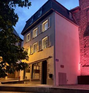 budynek z czerwonej cegły w obiekcie O verso du Château - STUDIO 22 w mieście Barr