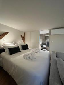 Łóżko lub łóżka w pokoju w obiekcie O verso du Château - STUDIO 22