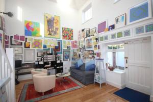una sala de estar llena de mucho arte en una pared en The Artists House en Deal