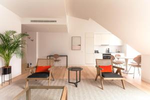 sala de estar con sillas y mesa en Ando Living - Douradores Townhouse en Lisboa