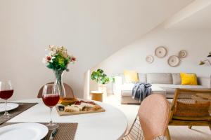 ein Wohnzimmer mit einem Tisch und Weingläsern in der Unterkunft Ando Living - Douradores Townhouse in Lissabon