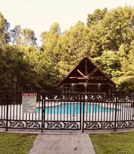 uma cerca com um gazebo ao lado de uma piscina em Blessed Nest em Townsend