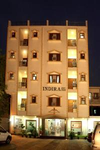 ein großes weißes Gebäude mit einem Schild drauf in der Unterkunft Indira International Inn in Neu-Delhi
