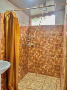 W łazience znajduje się prysznic ze szklanymi drzwiami. w obiekcie Cabaña equipada w mieście Puerto Jiménez