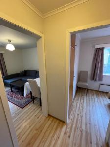 mit Blick auf ein Wohnzimmer und ein Esszimmer in der Unterkunft Hofslund Apartments in Sogndal