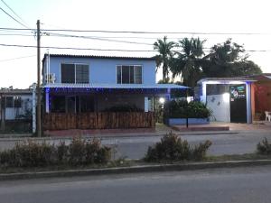 ein Haus mit blauen Lichtern an der Vorderseite in der Unterkunft LA CASA AZUL DE SAMARA in Barrio Nuevo