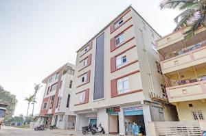 un edificio alto al lado de una calle en I Care With Greenery Comforts, en Devanhalli