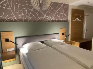 - une chambre avec un lit blanc orné d'une peinture murale dans l'établissement Hotel-Restaurant Haselhoff, à Coesfeld