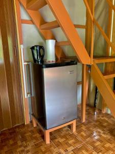 un piccolo frigorifero in una stanza con scala di Cabaña equipada a Puerto Jiménez