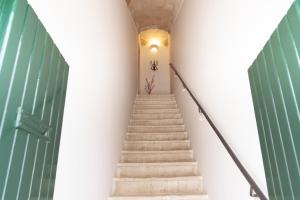ポリニャーノ・ア・マーレにあるWePuglia - Catarìの白壁の建物へ続く階段
