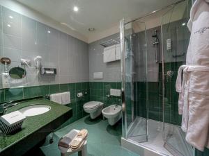 A bathroom at La Meridiana Bleisure Hotel