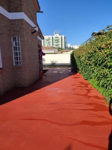 um passeio vermelho ao lado de um edifício de tijolos em Chalet Matalascañas em Matalascañas