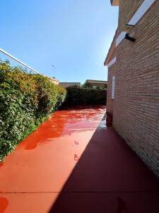 マタラスカニャスにあるChalet Matalascañasの建物横の赤塗りの路地