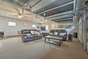 sala de estar con sofás, mesa y sofá en Spacious Coldwater Home Private Boat Launch!, en Coldwater