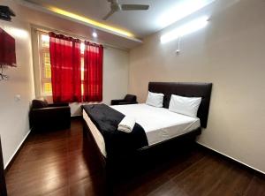 una camera con letto e finestra rossa di I Care With Greenery Comforts a Devanhalli