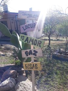una señal que dice voor raas en un patio en Cabañas Dulce Atardecer en Villa Carlos Paz