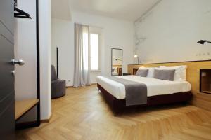 1 dormitorio con 1 cama grande en una habitación en Youroom Abruzzi, en Roma
