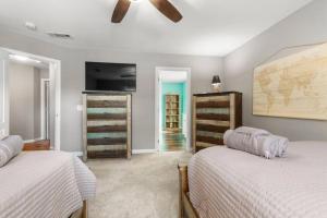 een slaapkamer met 2 bedden en een flatscreen-tv bij Cruz Family Treasure All In One Home in Navarre