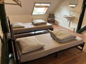 a room with three bunk beds and a sink at Familiehuis voor 13 personen in Diever