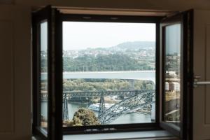 een raam met uitzicht op een brug bij Novo Apartamento Porto - Vistas Rio Douro in Porto