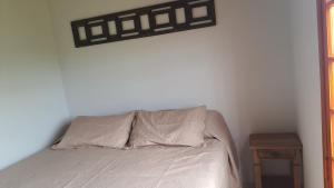 um quarto com uma cama com uma almofada e uma mesa em Sitio Aconchego Verde Guararema em Guararema