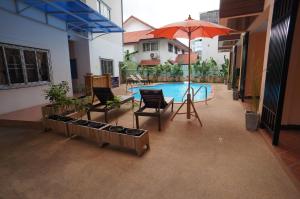Bazén v ubytování Manee Cool Mueang nebo v jeho okolí